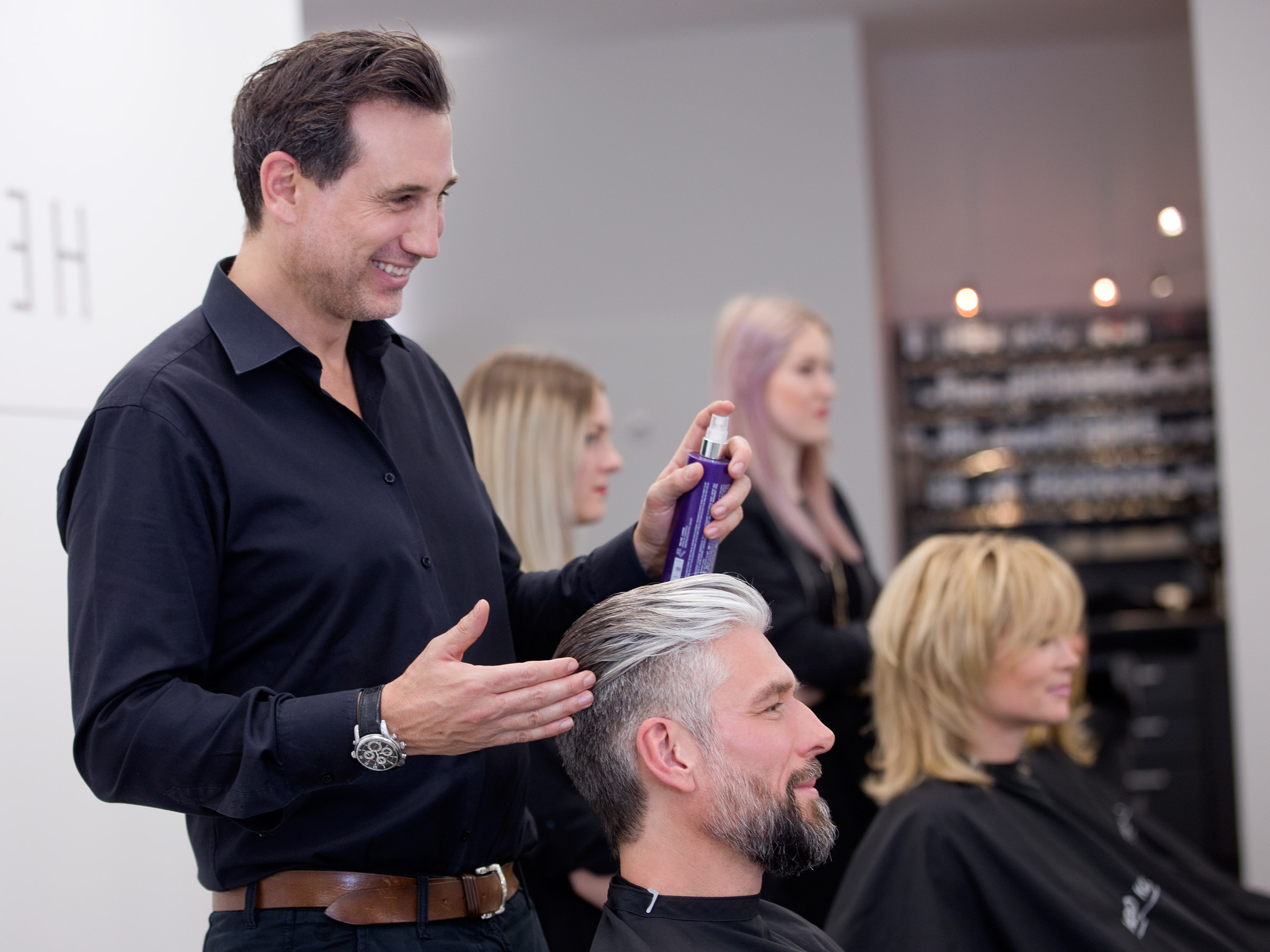 Heiko Klenk zeigt einem Kunden seine neue Frisur